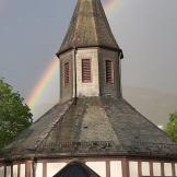 Kirchturm mit Regenbogen